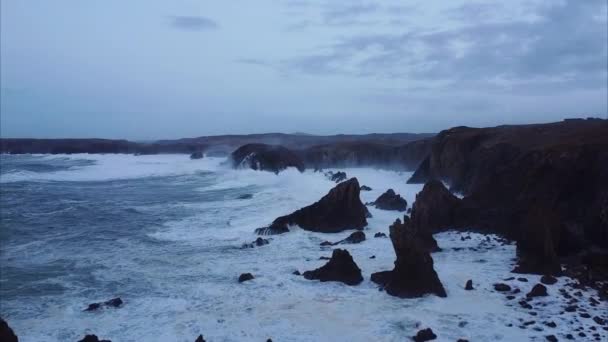 英国苏格兰外赫布里底群岛西海岸一场来自大西洋风暴的巨浪拍下的无人驾驶飞机 — 图库视频影像