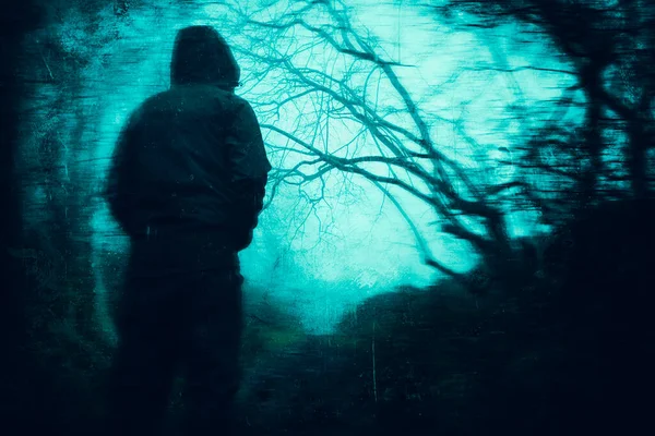 Кошмарная Концепция Ужаса Человека Стоящего Жутком Лесу Страшный Туманный Зимний — стоковое фото