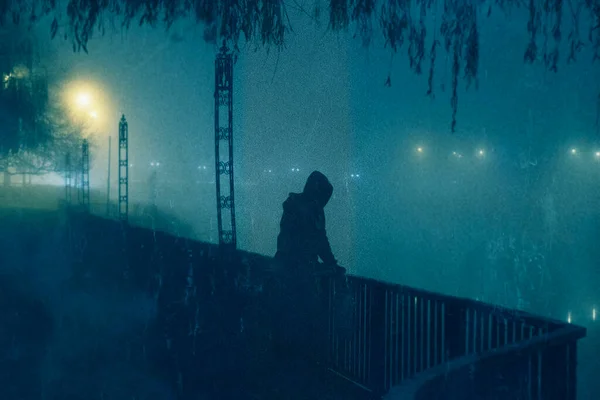 Conceito Misterioso Homem Encapuzado Espera Caminho Numa Noite Nevoeiro Assustador — Fotografia de Stock