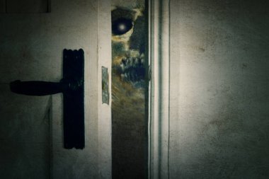Korkunç bir korku evinde, açık bir kapıdan içeri bakan iblis gibi korkunç bir zombi. Eski bir grunge dokusuyla.