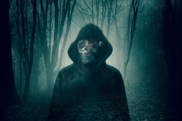 一个恐怖的概念 一个可怕的人像鬼魂在一个可怕的冬天森林里的形象 在黑暗的背景下 — 图库照片