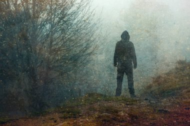 Karanlık, korkunç bir kavram. Kırsal kesimdeki kasvetli bir kış gününde ormanda siluete bürünmüş ürkütücü bir figür. Bir grunge, desenli düzenleme ile