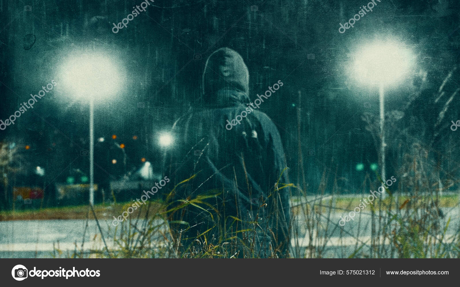 Una Oscura Edición Grunge Una Misteriosa Figura Encapuchada Vuelta Cámara —  Foto de stock #575021312 © Raggedstone, image size:1600x1000