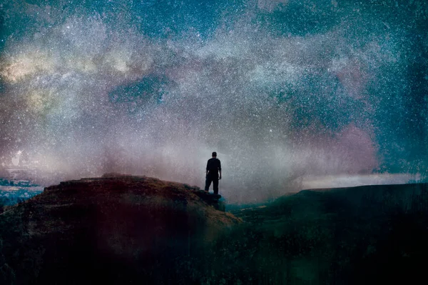 Człowiek Stojący Szczycie Wzgórza Patrząc Poczuciem Osiągnięcia Wszechświat Abstrakcyjną Grunge — Zdjęcie stockowe