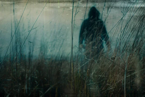 Espeluznante Concepto Horror Mirando Hacia Arriba Una Figura Fantasmal Borrosa — Foto de Stock