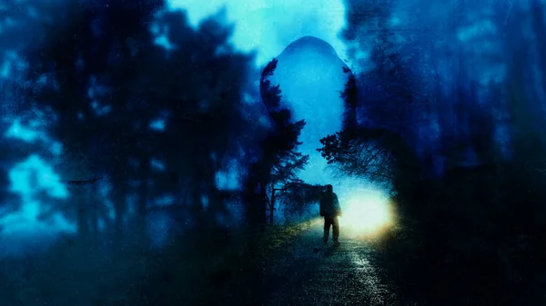 Kapüşonlu Hayalet Figürünün Karanlık Gizemli Bir Konsepti Geceleri Kış Ormanlarında — Stok fotoğraf