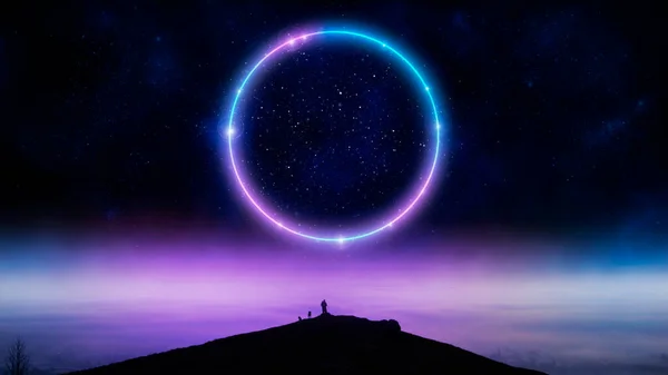 Мистическая Концепция Человека Стоящего Холме Светящимся Воротом Неонового Круга Ночном — стоковое фото
