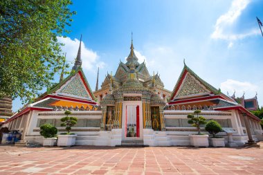 Bangkok - Şubat 2022: Wat Pho, Tayland 'da bir tapınak tapınağıdır. Wat Pho Tapınağı popüler bir turistik merkezdir. Tapınak çok güzel ve Bangkok 'un bir başka simgesi..