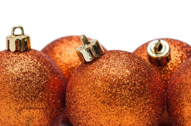 Beyaz arka plan üzerinde izole altın Noel top