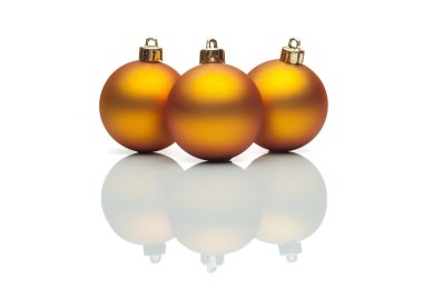 Beyaz arka plan üzerinde izole altın Noel top