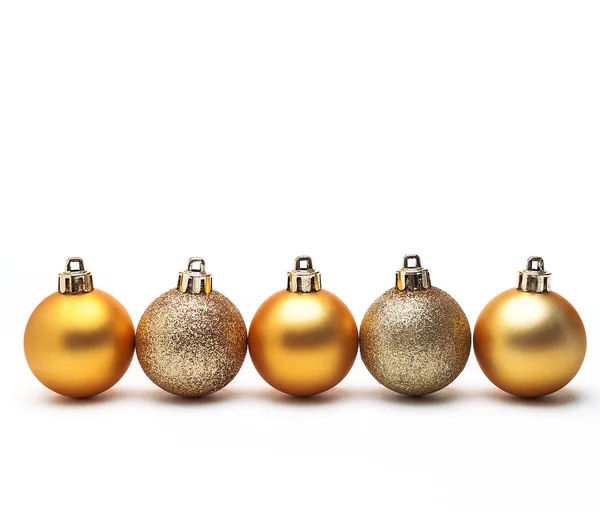 Gouden Kerstmis bal geïsoleerd op witte achtergrond — Stockfoto