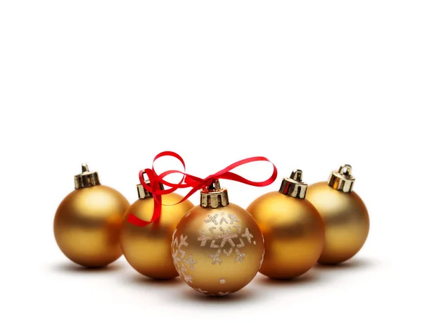 Bola de navidad de oro aislado sobre fondo blanco —  Fotos de Stock
