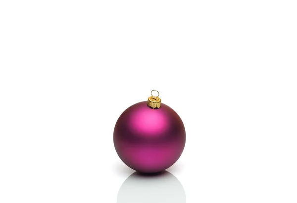 Bola de Natal roxo isolado no fundo branco — Fotografia de Stock