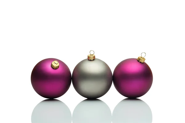 Bola de Natal roxo isolado no fundo branco — Fotografia de Stock