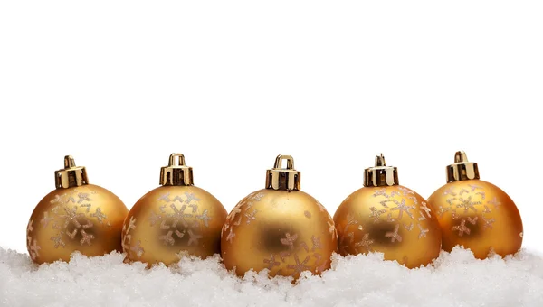 Guld julgranskulor med snö isolerad på vit bacground — Stockfoto