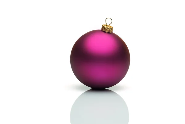 Bola de Natal roxo isolado no fundo branco — Fotografia de Stock