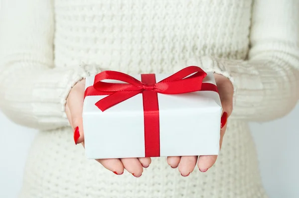 Hand and gift over white background — Stock Photo, Image