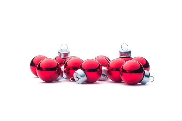 Bolas rojas de Navidad aisladas en blanco —  Fotos de Stock