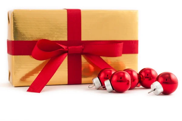 Симпатичный подарок с красными рождественскими шарами на белом изолированном фоне — стоковое фото