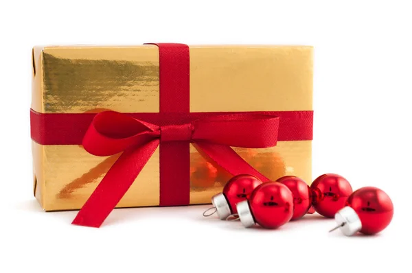 Söt present med röda julgranskulor på vit isolerade bakgrund — Stockfoto