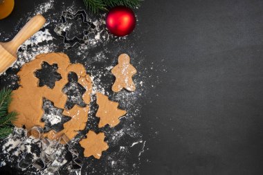 Çocukların elleri, tahta bir masada yeni yıl kurabiyesi yapar. Yeni yıl ve Noel konsepti.