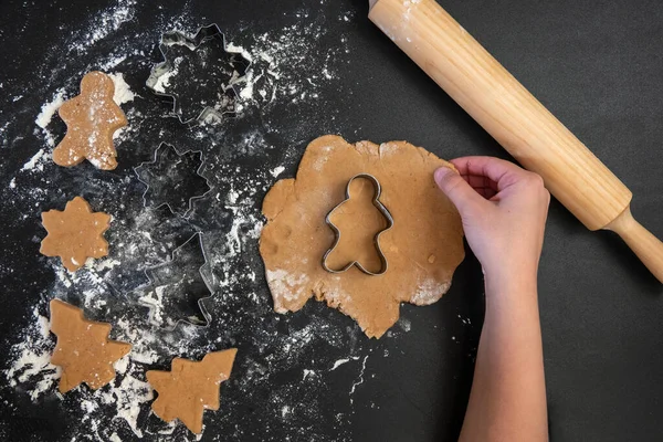 孩子们的手在木制桌子上做新年姜饼饼干 新年及圣诞概念 — 图库照片