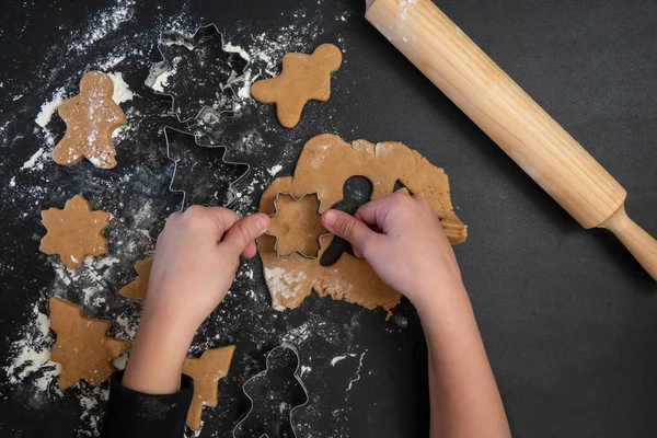 孩子们的手在木制桌子上做新年姜饼饼干 新年及圣诞概念 — 图库照片