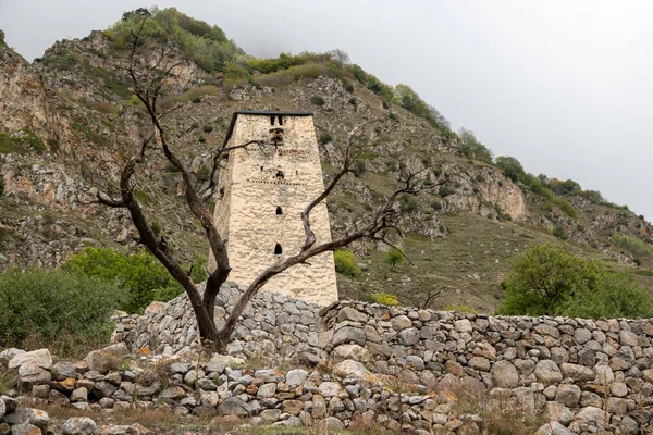 Стародавні Вартова Башта Abaev Верхньому Балкарії — стокове фото