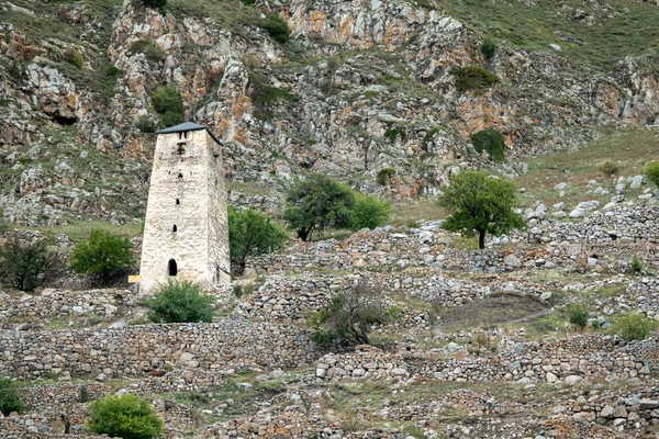Der antike Wachturm Abaev in Oberbalkarien im Herbst — Stockfoto