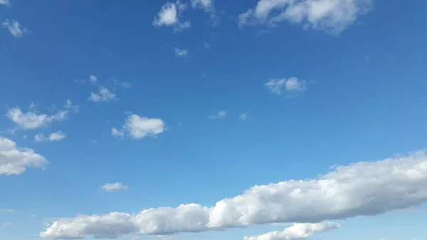 Cielo Azul Con Nubes Blancas Antecedentes Para Postales — Foto de Stock