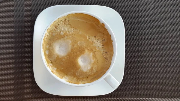 Biały Kubek Kawą Brązowym Tle Kawa Parzona Pianą — Zdjęcie stockowe