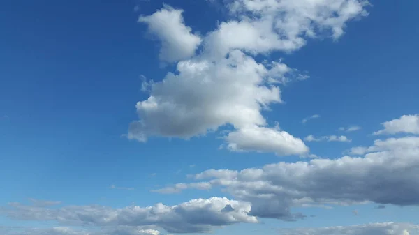 Cielo Azul Con Nubes Blancas Antecedentes Para Postales — Foto de Stock