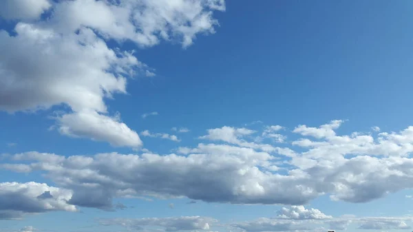 Blauer Himmel Mit Weißen Wolken Hintergrund Für Postkarten — Stockfoto