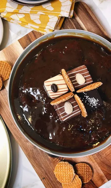 Üstü şekerli ev yapımı çikolatalı pasta.