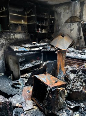 Bir yerleşim evinde yanmış bir mutfak.