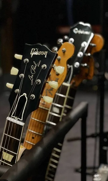 Gibson gitarları sahnede