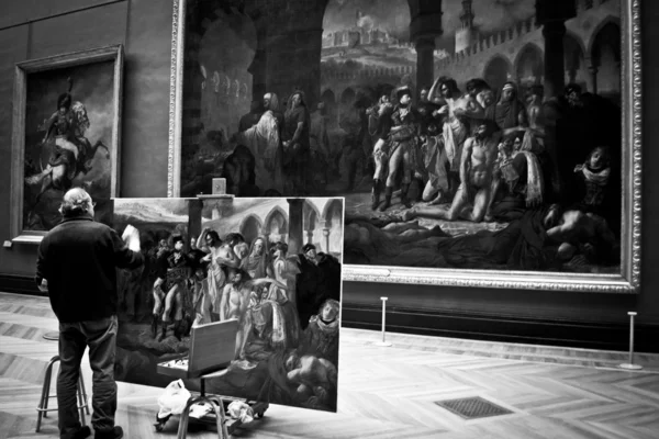 Un artista che dipinge una riproduzione di un capolavoro al Louvre, Parigi, Francia — Foto Stock
