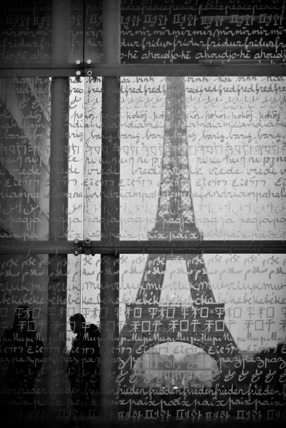 Tour Eiffel à travers le verre avec lettres, Paris, France — Photo