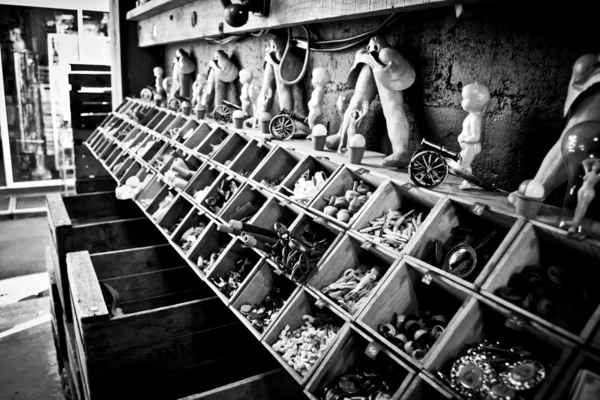 Tienda de artesanía en Les Puces flea market, París, Francia — Foto de Stock