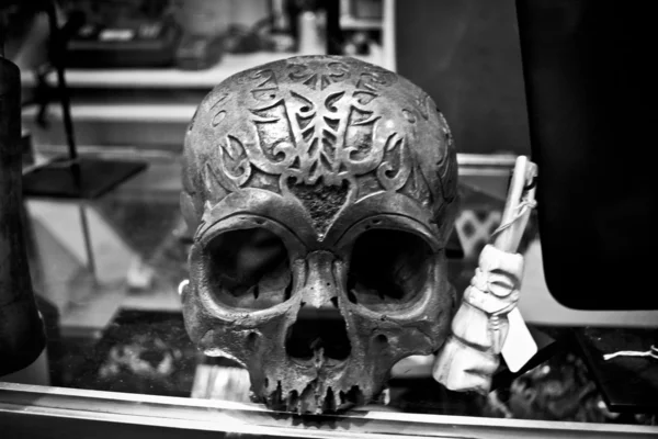 ahşap kafatası heykel zanaat dükkan les puces bit pazarı, paris, Fransa