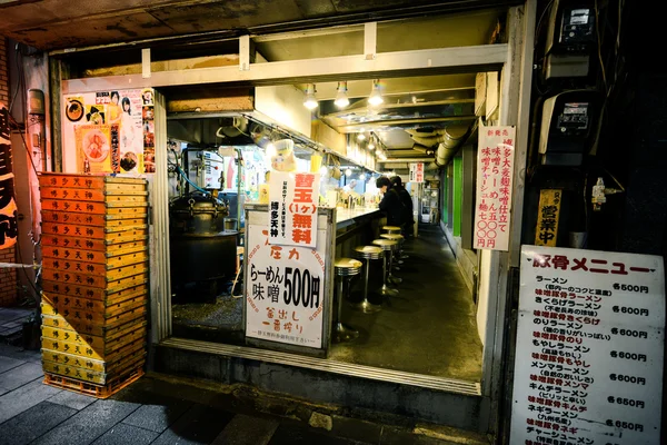 Billiga små äta plats i shinjuku, tokyo — Stockfoto