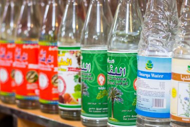 Dubai'de bir dükkanda şişe su