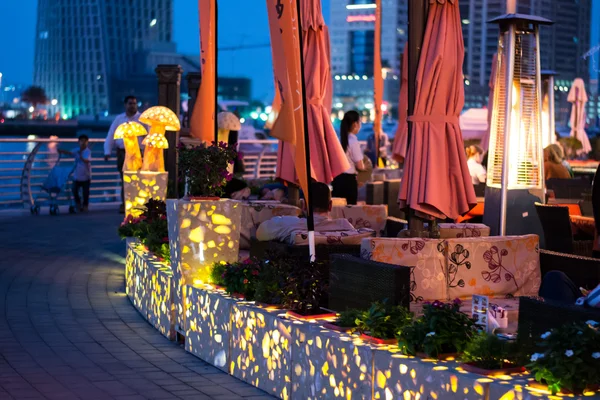 A nice cafe on the Dubai Marina at night — Stock Photo, Image