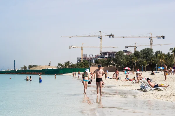 Pessoas na praia em Dubai — Fotografia de Stock