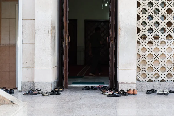 Sapatos deixados na entrada da mesquita no horário de oração, Dubai — Fotografia de Stock