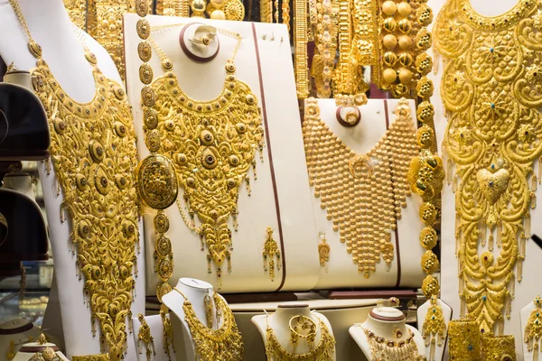 Abalorios y cadenas de oro en una joyería de Golden Souk en Dubai — Foto de Stock