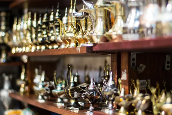 Een lijn van prachtige gouden en zilveren potten — Stockfoto