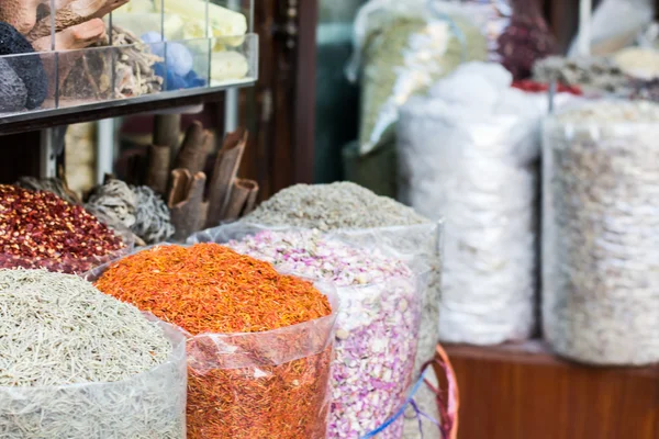 Viele gewürze im souk in dubai — Stockfoto