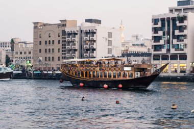 eski şehir, dubai'nın riverside alanında güzel turistik gemi