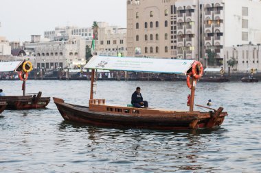 Dubai Nehri üzerinde bir tekne